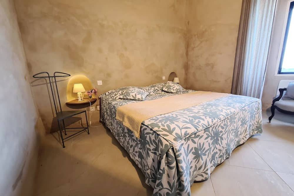 Geheel appartement, Luxury apartment, with sea view terrace, at the foot of the Genoese Tower of Erbalunga in Erbalunga, Brando