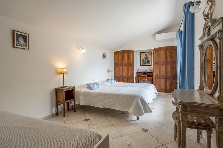 Location de vacances pour 8 personnes, avec terrasse ainsi que jardin et jacuzzi à La Roque-sur-Pernes - 4