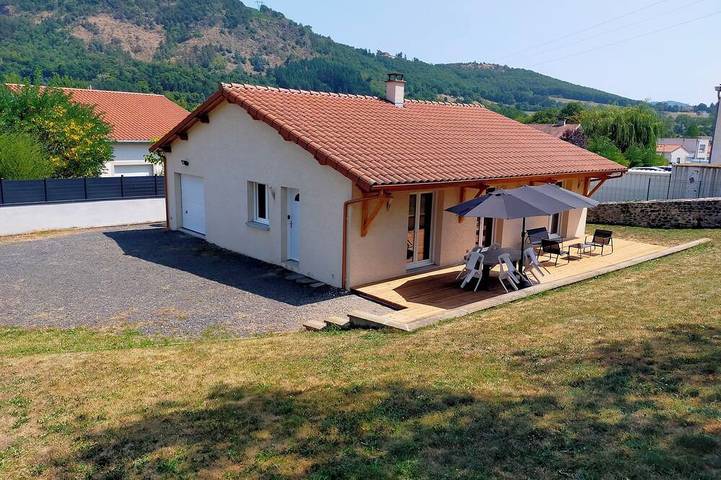 Location de vacances pour 6 personnes, avec Terrasse et Jardin à Brives-Charensac