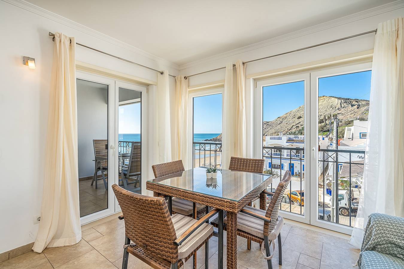 Entire apartment, Apartment 'Beach Apt 1' with Sea View, Wi-Fi and Air Conditioning in Praia do Burgau, Parque Natural do Sudoeste Alentejano e Costa Vicentina