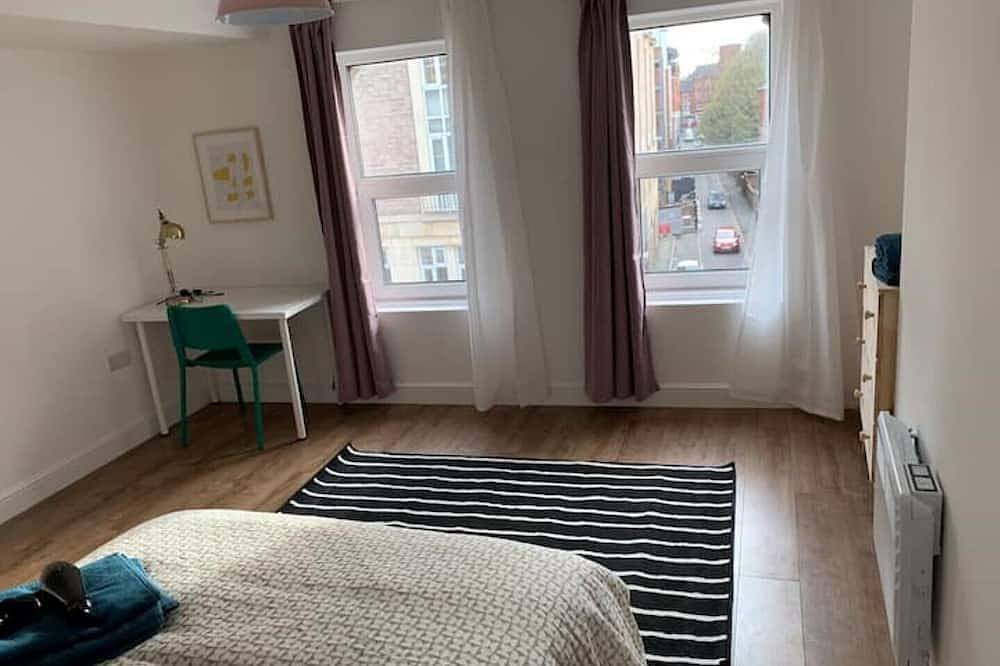 Entire apartment, Nr Grand Hotel-Master Bedroom With A City View in Leicester, Heart of England