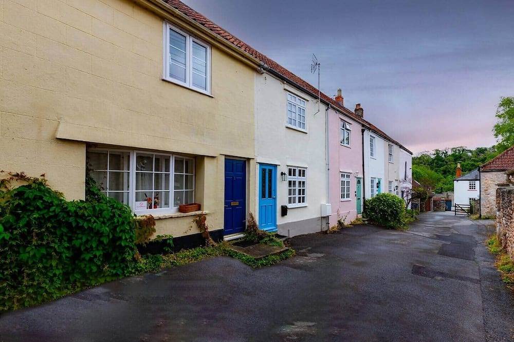 The Snug - A Quaint Mews Cottage City Centre in Wells, Somerset