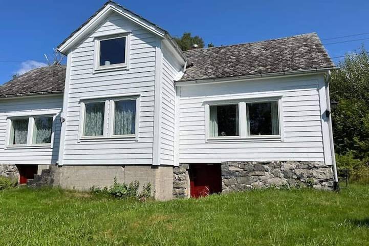 Vacation rental for 9 people, with yard, with pets in Hardangerfjord