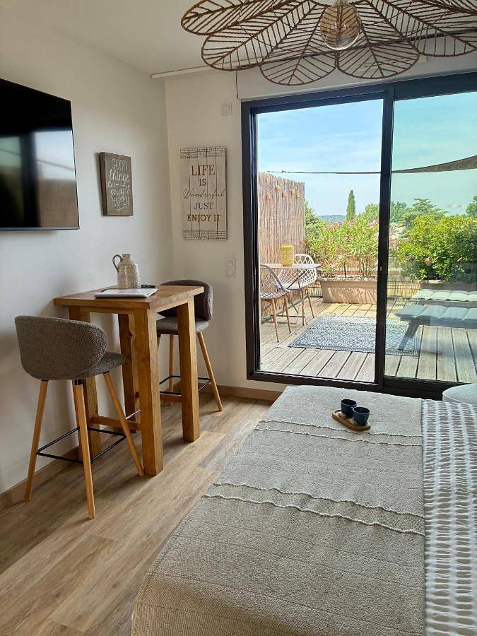 Location de vacances pour 2 personnes, avec piscine ainsi que jardin et vue à Éguilles - 3