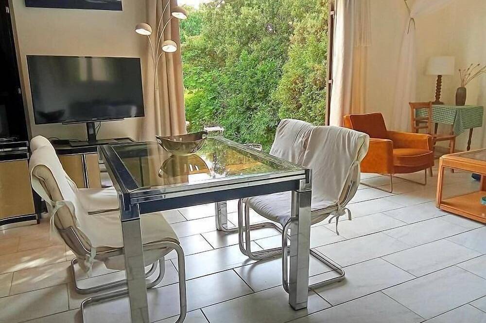 Sous Le Figuier, gîte with shared pool in Saint-Maximin-la-Sainte-Baume, Brignoles region