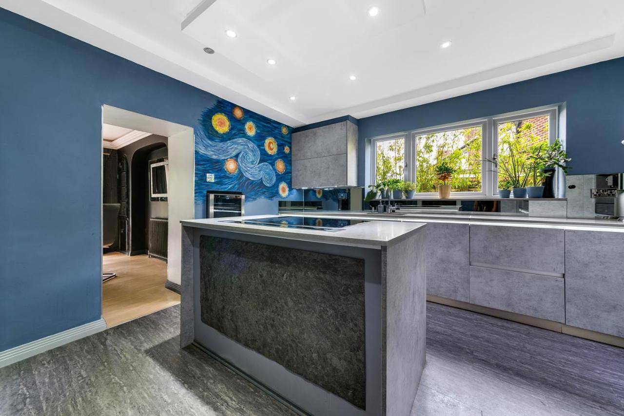 Gatsby Villa London with Garden & Hot Tub in Bromley, London