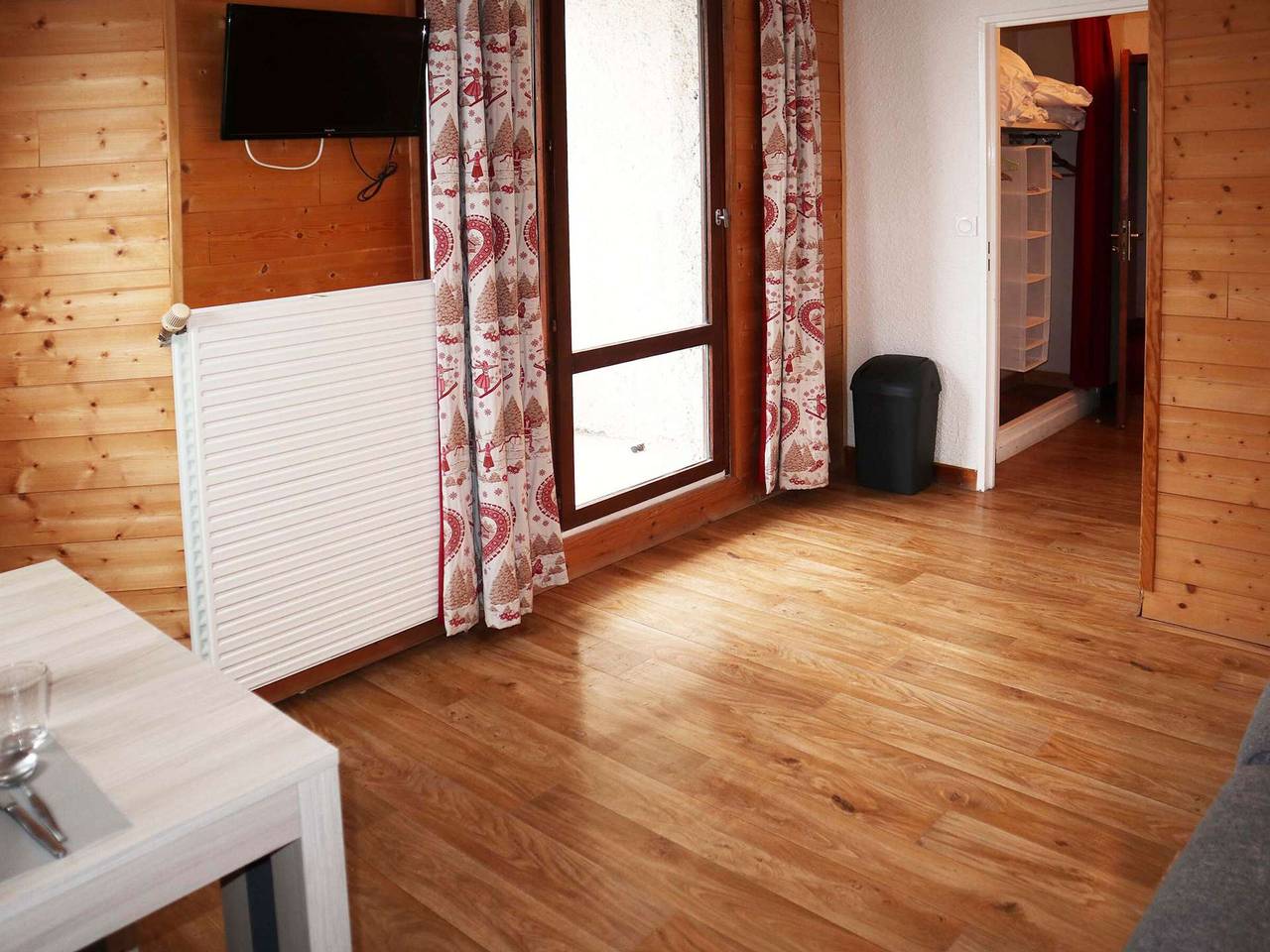 Ganzes Studio, Studio für 2 im Herzen von Les Orres 1650 mit Balkon und Skiraum in Les Orres, Nationalpark Écrins