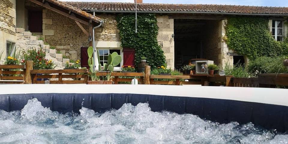 Gîte pour 2 personnes, avec balcon ainsi que jardin et jacuzzi à Mouterre-Silly