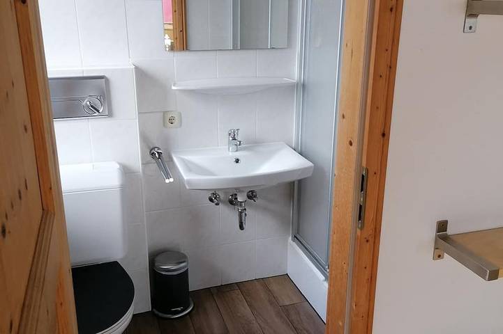 Ganze Wohnung, Komfortable 2 Zimmer FeWo nur 200 Meter von der Talstation entfernt. in Bad Kohlgrub, Bayerische Alpen