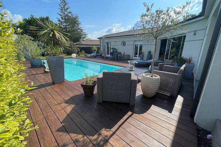 Location de vacances pour 10 personnes, avec jardin et terrasse ainsi que sauna et jacuzzi à Tarnès