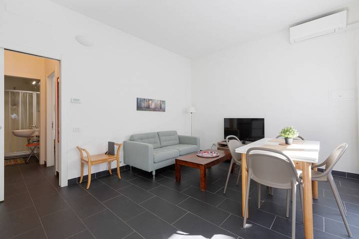 Appartement entier, Appartement de vacances pour 2 personnes avec balcon/terrasse in Giambellino-Lorenteggio, Milan