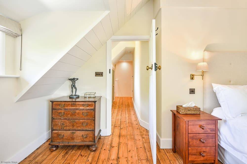 Farthings by inspirestays.com - a cottage with pool that sleeps 9 guests (6 adults max) in 4 bedroom in West Wittering Beach, West Wittering