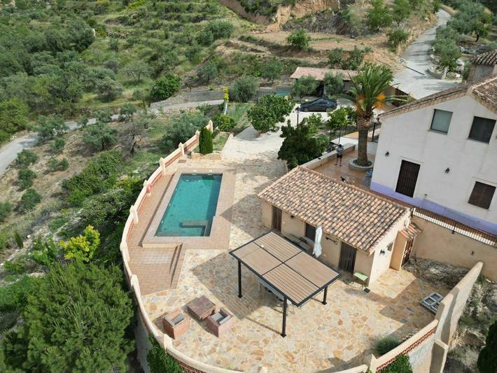 Casa rural para 6 personas, con Balcón y Jacuzzi además de Terraza y Jardín en El Valle