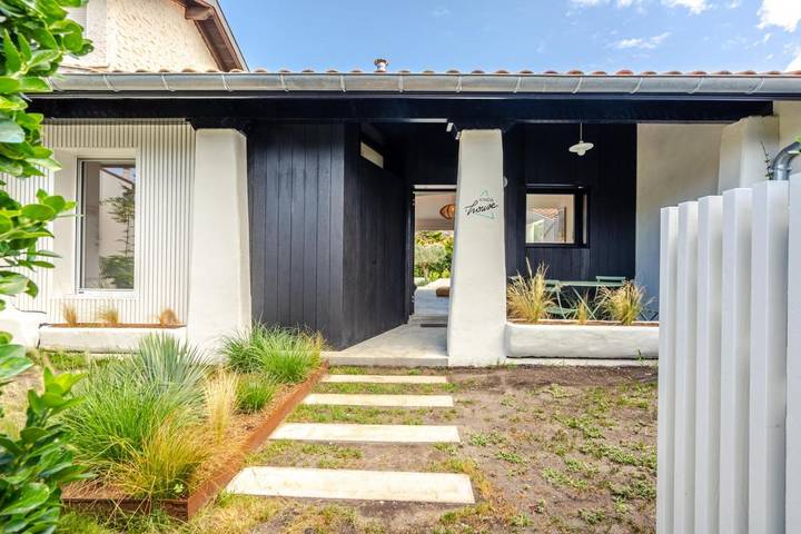 Location de vacances pour 6 personnes, avec bassin pour enfant ainsi que vue et jardin dans Plage des Bourdaines - 2