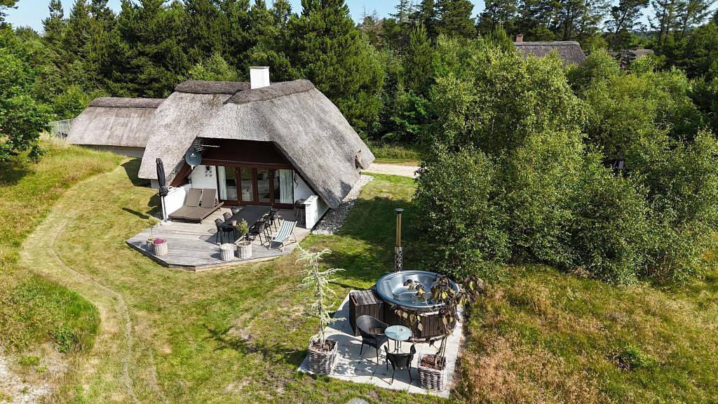 Ruhig gelegenes Ferienhaus auf Heidegrundstück mit großer Holzterrasse in Vester Husby, Husby (Dänemark)