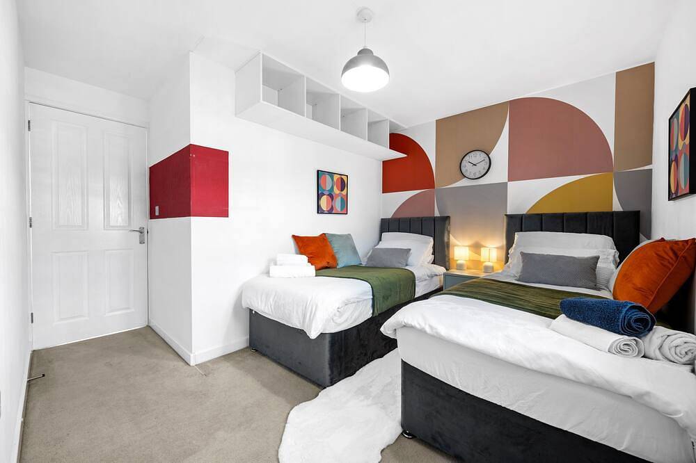 Modern 3 Bedroom House w/Parking, Garden, Wi-Fi Sleeps 7 in Manchester, Greater Manchester