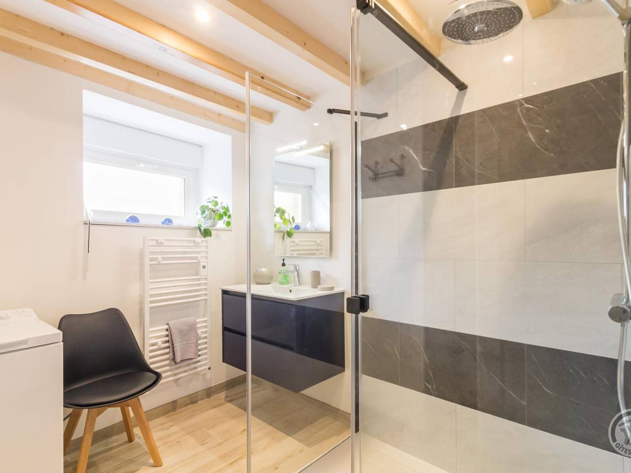 Maison moderne à Jullouville : cour fermée, proche plage, accessible Pmr, recharge Ve, tout inclus in Jullouville, Côte de la Déroute