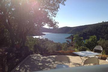 Location de vacances pour 3 personnes, avec terrasse ainsi que jardin et piscine à Esparron-de-Verdon