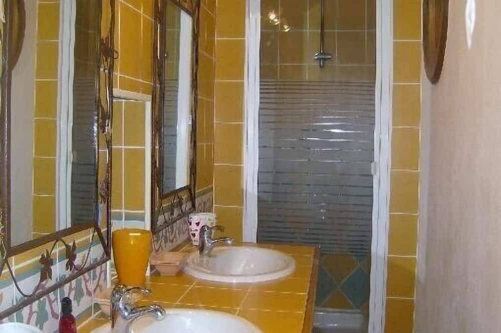 Entire apartment, Air-conditioned country cottage with wifi and shaded terrace facing the Luberon in Roussillon, Parc naturel régional du Luberon