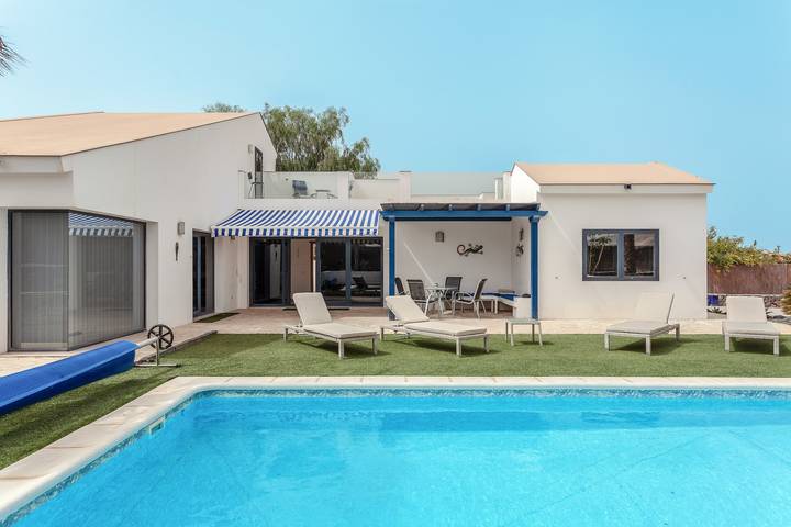 Villa Maliva con Wi-Fi, Jardín, Balcón, Terraza y Piscina; Aparcamiento disponible in Lajares, La Oliva