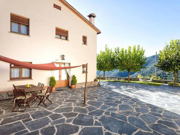 Location de vacances pour 9 personnes, avec terrasse ainsi que jardin et piscine à Montseny - 2