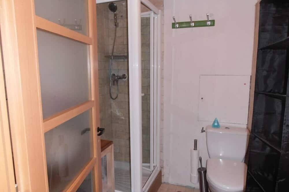 Entire apartment, Very bright and quiet apartment overlooking a small shopping square in Le Palais, Côte des Mégalithes