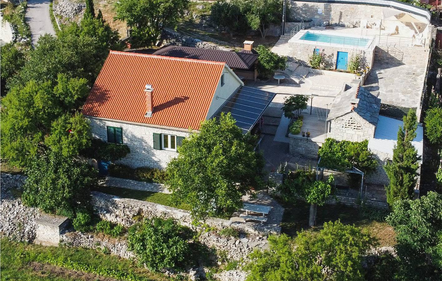 Reizende 2-Zimmer-Wohnung mit Pool, Terrasse und WLAN in Grad Benkovac, Zadar