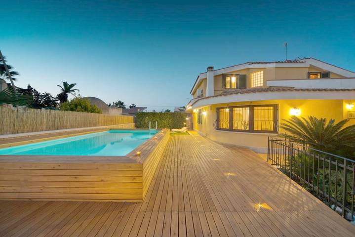 Ferienhaus für 10 Personen, mit Garten und Pool sowie Ausblick, kinderfreundlich