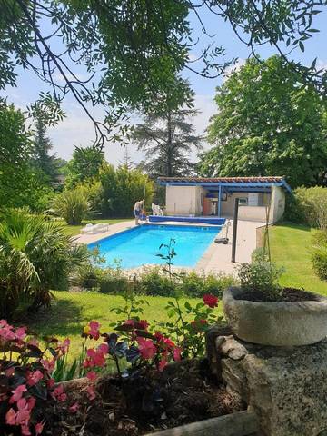 Gîte pour 6 personnes, avec vue ainsi que jardin et piscine à Vic-Fezensac