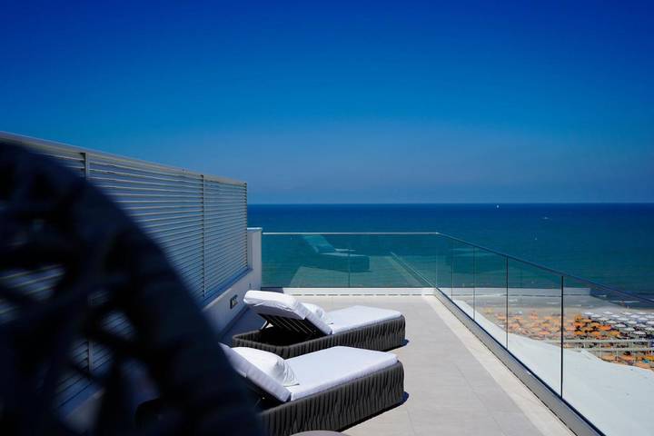 Hotel per 8 persone, con Balcone e Idromassaggio nonché Terrazza e Piscina a Riccione