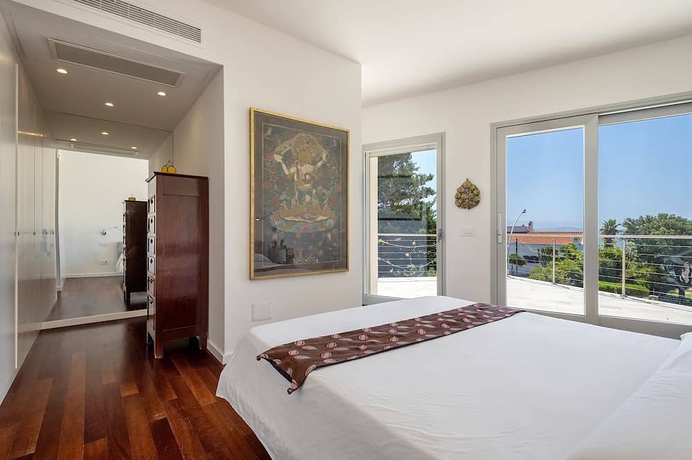 Luxury Seafront Villa with Rooftop Pool & Stunning Sea Views in Fertilia, Alghero