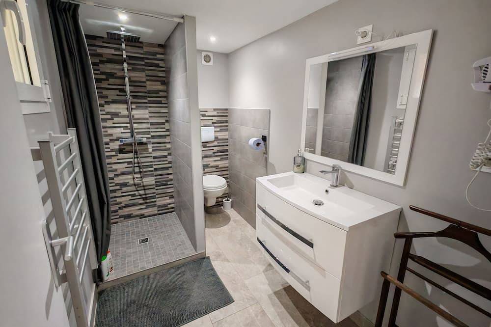 Entire apartment, Appart Cosy Avec Jardin, Jacuzzi Privé, Piscine Lété, au Calme in Bellegarde, Nimes region