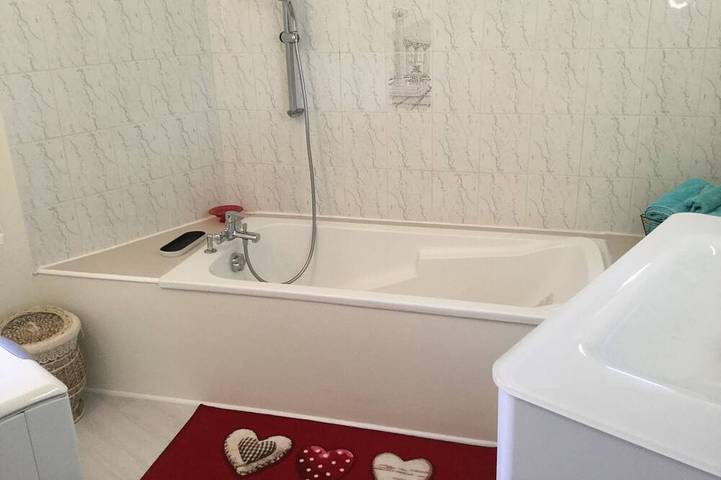 Gîte pour 2 personnes, avec piscine ainsi que jardin et terrasse à La Garde-Adhémar - 2