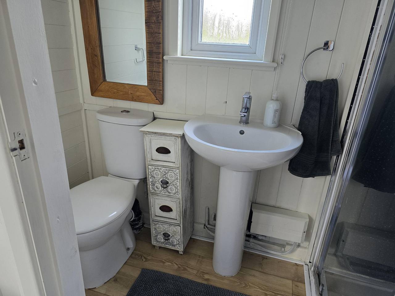 Glamping Hut - Sleeps 2, hot tub & parking in Powys