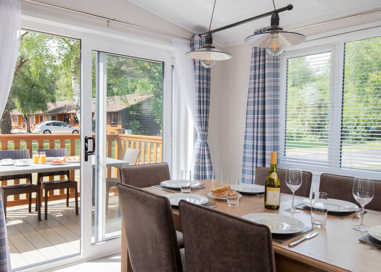 Deluxe Lodge, parking, ensuite, decking & hot tub in Skegness, Lincolnshire