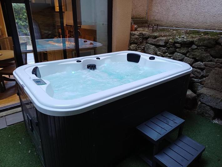 Ferienhaus für 4 Personen, mit Pool und Whirlpool sowie Garten - 1