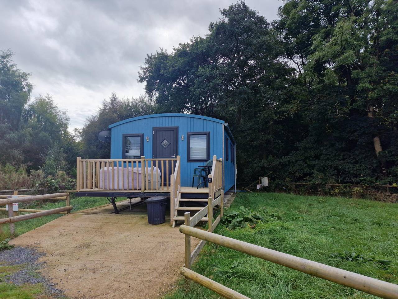 Glamping Hut - Sleeps up to 4 Hot Tub & Parking in Powys