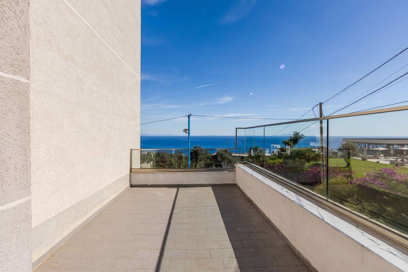Ganze Wohnung, Blue Bay | Sea View Apartment with Free Parking in Dhërmi, Himarë