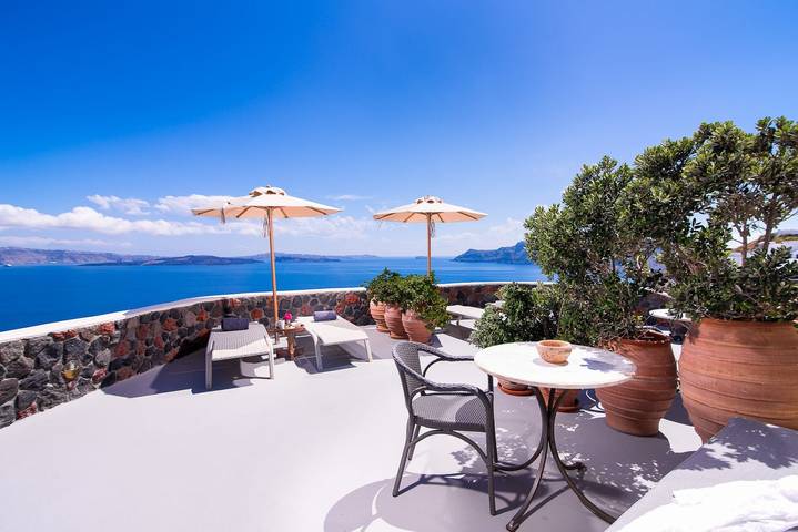 Holiday rental for 3 people, with balcony and pool as well as ocean view in Oia