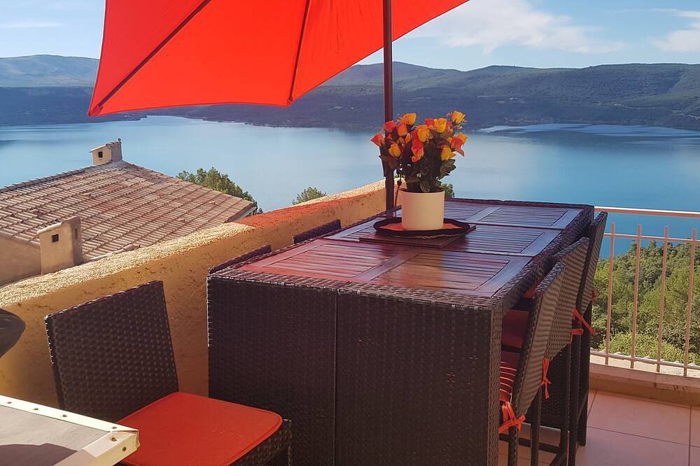 Geheel appartement, Heilige Kruis van Verdon Appart Duplex 70m2 Meerzicht Wifi Tv Sat Astra1kr Parkeren. in Sainte-Croix-du-Verdon, Regionaal natuurpark van de Verdon