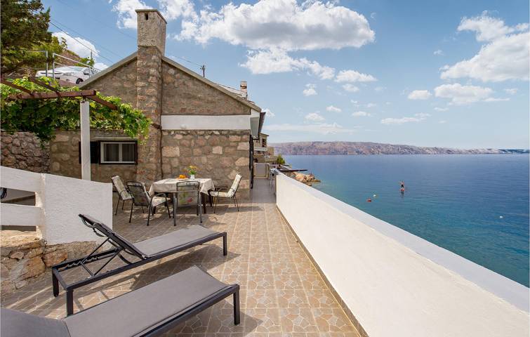 Gemütlich, 2 km zum Strand: Modernes Apartment mit Terrasse und Annehmlichkeiten in Jablanac, Naturpark Velebit