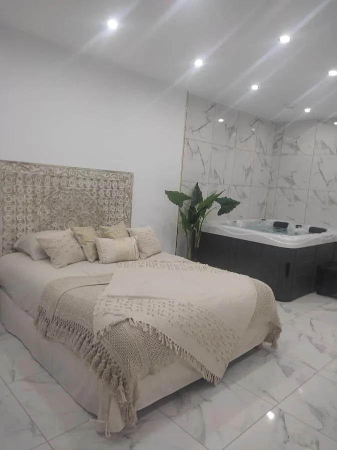 Apartamento de vacaciones para 2 personas, con jardín y terraza además de piscina y jacuzzi - 1