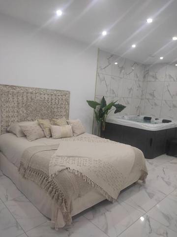 Gîte pour 2 personnes, avec terrasse et piscine ainsi que jacuzzi et jardin à Saint-Andiol