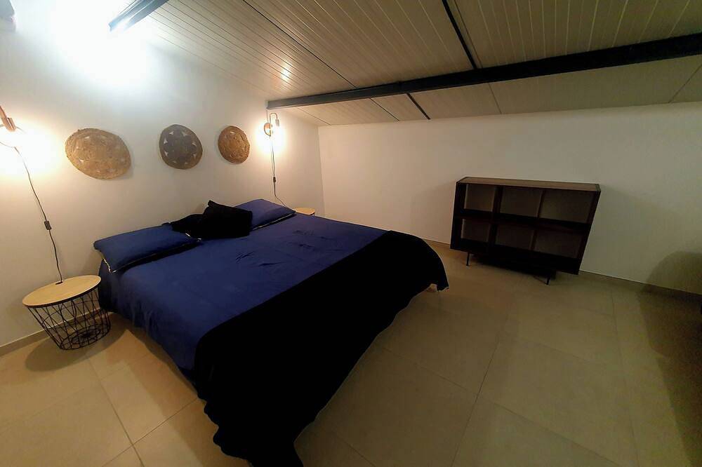 Large modern loft with private exterior, air conditioning and parking in Montélimar, Nyons und Umgebung