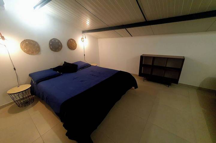 Grand loft moderne avec extérieur privatif, climatisation et stationnement in Montélimar, Région de nyons