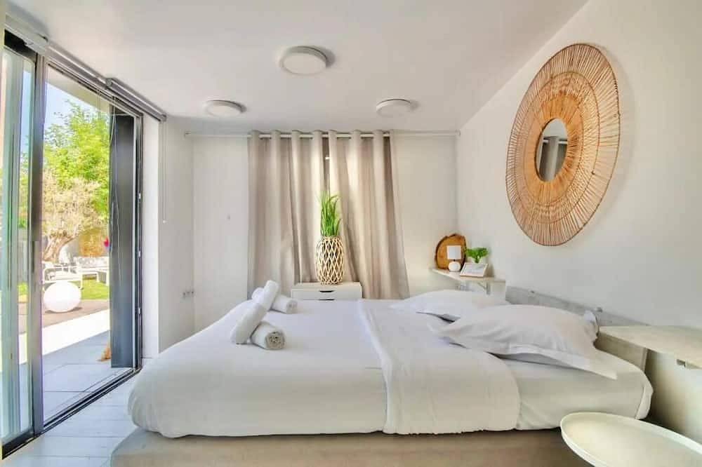 House with parking access to old Lille, pierre mauroy stadium and city center. in Mons-en-Barœul, Lille region