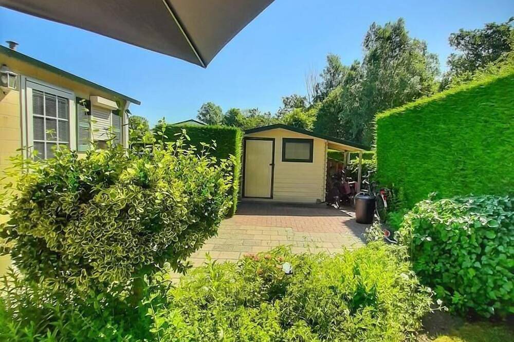 Comfortable 4-person chalet in Groede with garden, complete kitchen and free wifi. Quiet location within walking distance of beach and nature. in Groede, Zeeuwse Kust