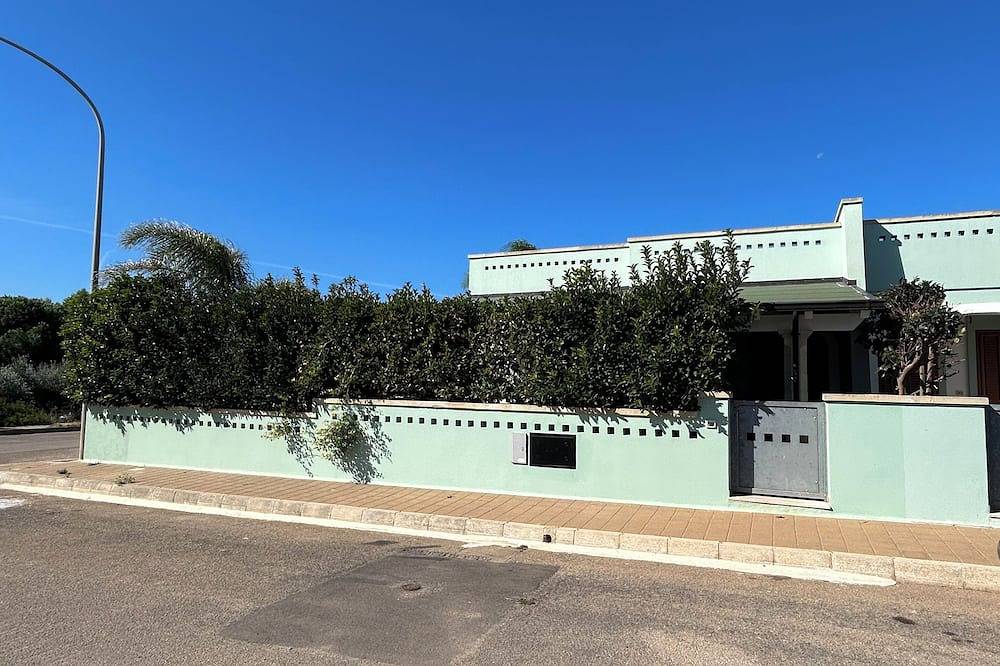 Villa Iris tower poles in Torre Pali, Salve