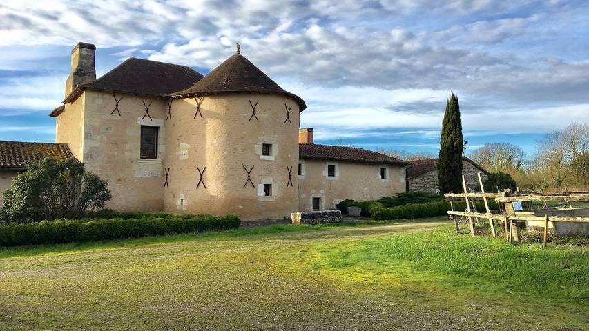 Location de vacances pour 11 personnes, avec piscine et jardin à Thurageau