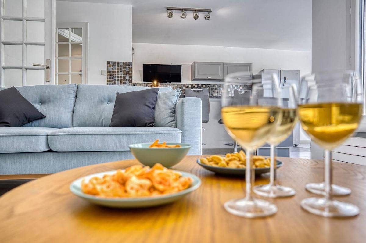 Appartement entier, Coliving - Oceana Bedroom - Convenient & Near Cern in Saint-Genis-Pouilly, Gex